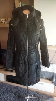 Prodám moc hezký černý prošívaný kabát s kapucí - 10