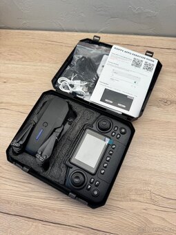 Dron se stabilizací a displejem - 10