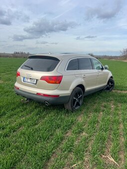 AUDI Q7 s vynikajícím motorem 4.2TDI panorama nova stk . Mot - 10