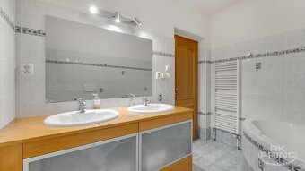 Prodej rodinný dům 5+kk, na pozemku 310 M2, Benice, Praha - 10