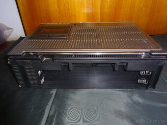 starý radiomagnetofon s televizí NEC CT-6000 - 10