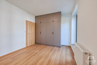Pronájem bytu 2+kk s vyhrazeným parkovacím stáním, 57 m², Uh - 10