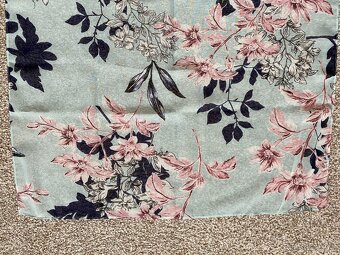 Nový dámský šátek Avon - orig. balení, vzor květiny - 10