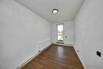 Prostorný a slunný byt 3+1 po rekonstrukci v klidné části ob - 10