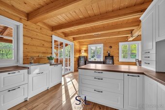 Dvě roubené novostavby na jednom pozemku s fotovoltaikou – ú - 10