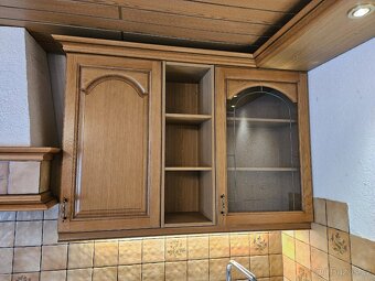 Krásná kuchyňská linka se spotřebiči - 10