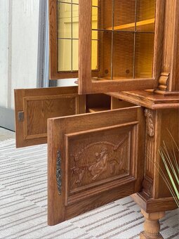 Vyřezávaná skříňka s vitrínou - 10