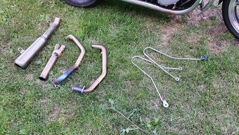 Prodám na triumph Bonneville - sedlo, zadní tlumiče, výfuk - 10