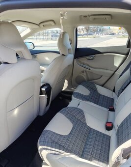 Volvo V40 D2 Drive-E Momentum - 10