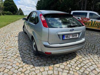 Ford Focus 1.6i - 10
