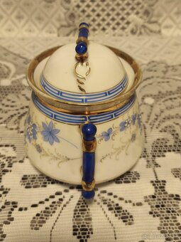 Stará porcelánová konvička. - 10