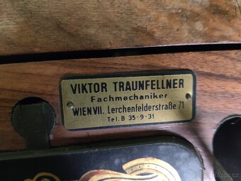 Starší šicí stroj, Vídeň - 10