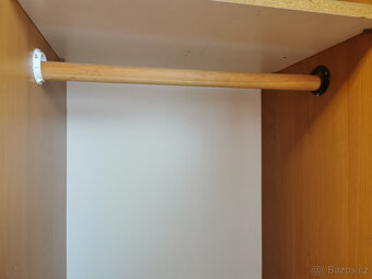 Šatní skříň se dvěma zásuvkami a zrcadlem uprostřed - 10