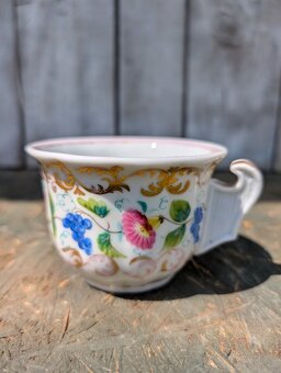 Starožitný porcelánový hrnek, luční květy, hrozno. - 10