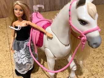 Interaktivní kůň Barbie od Mattela - 10