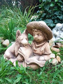 Zahradní dekorace- Chlapec s knihou a s psíkem - 10