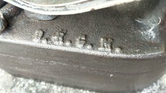 Obrovská komínová velmi stará sbírková žehlička D.R.G.M. - 10