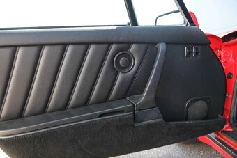 Porsche 911 Carrera 3.2 z roku 1986 - 10