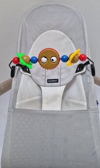Použitá lehátka Babybjörn, potahy a hračky - 10