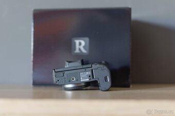 Canon EOS R - 10