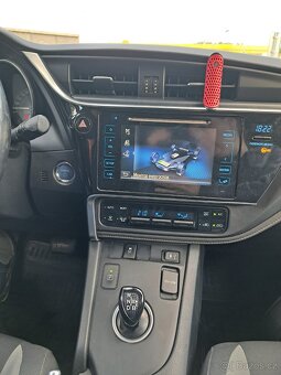 Prodám Toyota Auris Combi HYBRID 1.8 - 10