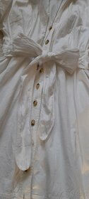 Košilové bílé šaty s kapsami - 10