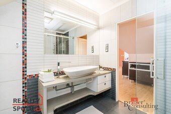 Prodej, komerční/obchodní prostory, 1138 m2, Na Návsi 33, 25 - 10
