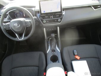 TOYOTA COROLLA CROSS AC STYLE TECH 2,0 HEV 4x4 DPH 2025 - 10