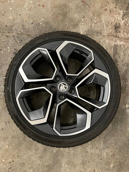 Octavia - originál komplet zimní kola.Jako nové.8mm.Přivezu - 10