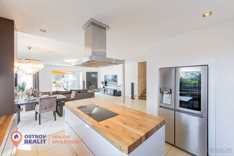 Prodej, rodinný dům s wellness, jezírkem, pozemek 1034 m2, Š - 10