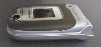 Prodám Sony-Ericsson nejspíš je to Z520i funkčni s nabíj. - 10
