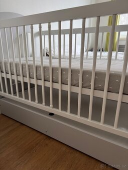 Komoda s přebalovacím nástavcem a dětská postýlka se zásuvko - 10