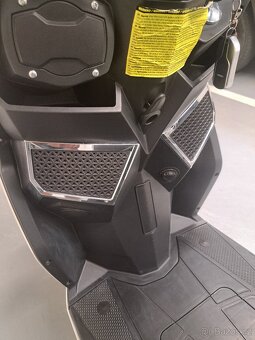 Elektroskútr v perfektním stavu plus nové baterie - 10