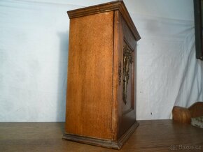 závěsná dřevěná skříňka lékárna 1880 zdobená erb víla - 10