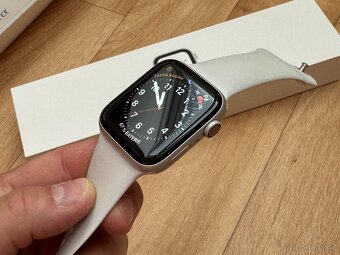 Apple hodinky SERIES 4 Silver White 44mm TOP STAV - 10