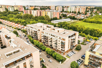 PRODÁM KRYTÉ  GARÁŽOVÉ STÁNÍ -  Brno, U Leskavy - 10