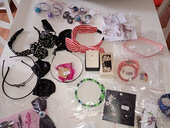 Bižuterie, náramky, náhrdelníky, náušnice, hodinky aj. - 10