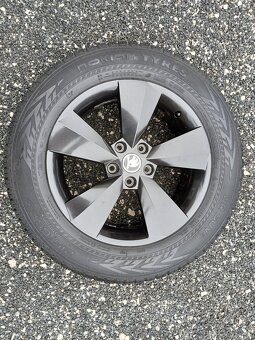 Pěkná zimní orig alu Škoda Kodiaq 215/65/17 vzorek 8mm - 10