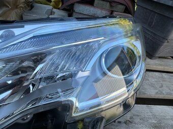 Levé přední světlo Peugeot 2008 před facelift - 10