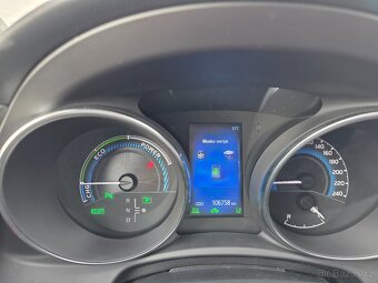 Toyota Auris Hybrid - 10