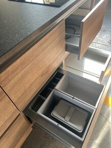 Nová moderní hnědá kuchyně s ostrovem+ spotřebiče - 10