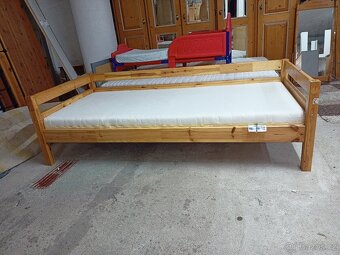 Prodám hezkou postel z masivu 90 x 200 cm - 10
