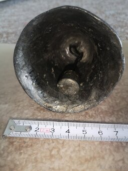 zajímavý malý kovový zvon s motivem Madony a nápisem - 10