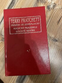 Knihy Terry Pratchett a několik komiksů - 10
