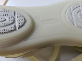Crocs Isabella Strappy Sandal vel.41-42, NOVÉ - 10