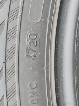 Pěkné zimní pneu Nokian 225/60/18 vzorek 8mm - 10