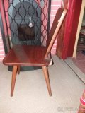 Sklo, hrníčky, staré židle k renovaci - 10