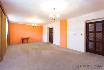 Prodej prostorného rodinného domu v Ženklavě se zahradou, ga - 10