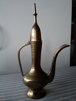 Mosazná orientální zdobená konvice. Indie ruční práce. - 10