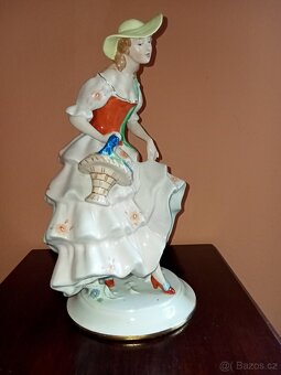 Dívka s košíkem květin. zn. ROYAL DUX 1925-38 v. 28 cm top s - 10